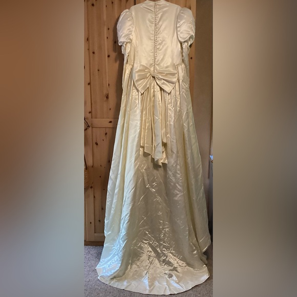 👰‍♀️  VINTAGE 1980’s PEARL BUTTON BACK w/ Satin BOW BRIDAL GOWN IVORY - Picture 2 of 16